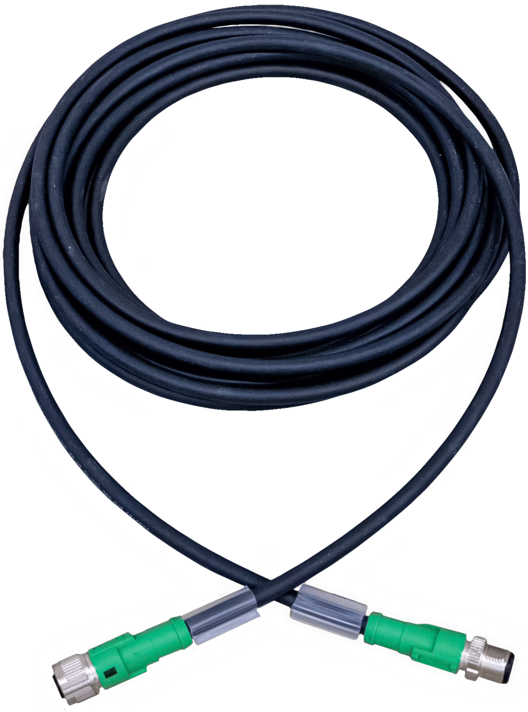 Zwinięty czarny kabel z dwoma zielonymi złączami: długi czarny kabel w gumowej powłoce, starannie zwinięty w okrągłą pętlę na białym tle. Na obu końcach znajdują się zielone plastikowe złącza z metalowymi, srebrnymi, gwintowanymi elementami i krótkimi szarymi osłonami przeciwzginowymi; kabel tworzy u dołu kształt przypominający serce, gdzie końce się krzyżują. Powierzchnia kabla ma delikatną teksturę i drobne ślady użytkowania. Zdjęcie wycięte na białym tle wykonane z góry, pokazuje całą szpulę i złącza — odpowiednie do ofert produktowych i opisów technicznych.