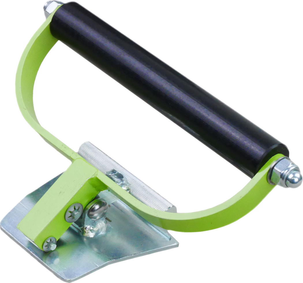 WOLFF_Dummy_10068_carpet clamp two handed_2025-08 Zbliżenie ręcznego narzędzia wałkowego: czarny cylindryczny gumowy wałek zamocowany w limonkowo-zielonej, U-kształtnej metalowej ramie z chromowanymi śrubami na obu końcach. Rama łączy się z niewielką, pochyloną srebrną płytką montażową z widocznymi śrubami i spoiną. W pobliżu podstawy wałka znajduje się ryflowany, srebrny zacisk. Na białym tle widoczne są szczegóły powłoki farby, metalowych elementów i punktów obrotu wałka, podkreślając kompaktową i trwałą konstrukcję do dociskania lub wygładzania powierzchni.