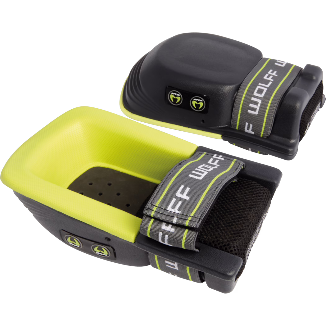 WOLFF_Dummy_81715_Knee protector 200 Pro_2025-08 Zbliżenie pary jasnożółtych i czarnych ochraniaczy na kolana z regulowanymi szarymi paskami z nadrukiem nazwy marki, teksturowaną żółtą zewnętrzną powłoką, czarną wyściełaną wewnętrzną częścią z otworami wentylacyjnymi oraz małymi okrągłymi przyciskami z logo po boku; na białym tle.