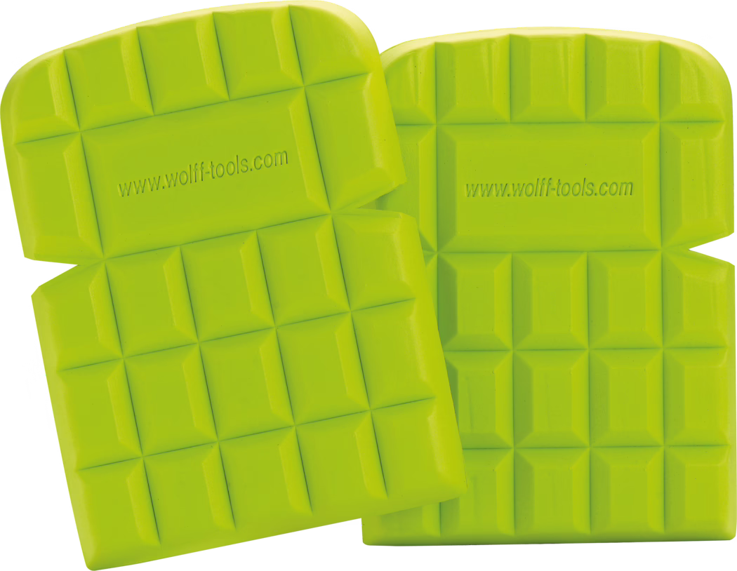 WOLFF_Dummy_51560_Knee pads_2025-08 Dwa jaskrawozielone, teksturowane poduszki zaprojektowane do użycia jako ochraniacze na kolana, z siatkowatym wzorem i adresem www.wolff-tools.com wytłoczonym na powierzchni.