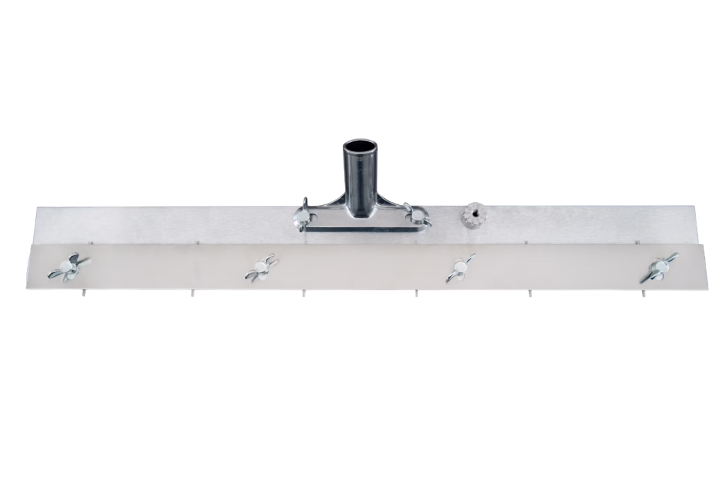 WOLFF_Dummy_51318_Large surface scraper_2025-08 Solidna metalowa głowica do ściągaczki podłogowej sfotografowana na białym tle. Produkt składa się z długiej prostokątnej blachy z ocynkowanej stali z centralnym rurkowym gniazdem na trzon, zamontowanej na wzmocnionym wsporniku. Wymienna gumowa lub filcowa listwa jest przymocowana do dolnej krawędzi i zabezpieczona kilkoma nakrętkami skrzydełkowymi i małymi śrubami widocznymi z przodu. Powierzchnia ma surowe metaliczne wykończenie i widoczne elementy mocujące; konstrukcja przeznaczona jest do wygładzania, skrobania oraz usuwania wody, zaprawy i zabrudzeń z podłóg podczas prac budowlanych i porządkowych.