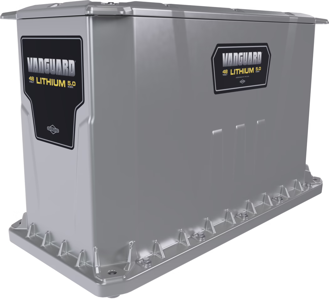 WOLFF_Dummy_172588_Battery Li-Io 5kW-100Ah Independence_2025-08 Srebrna, prostokątna metalowa obudowa modułu baterii litowej Vanguard z oznaczeniem 'VANGUARD 48 VOLT LITHIUM 5.0 kWh'. Solidna obudowa przemysłowa z widocznymi flanszami montażowymi i śrubami przy podstawie, gładką refleksyjną metaliczną powierzchnią, wzmocnionymi narożnikami i dwiema czarnymi etykietami z wyraźnym logo na bocznych panelach.