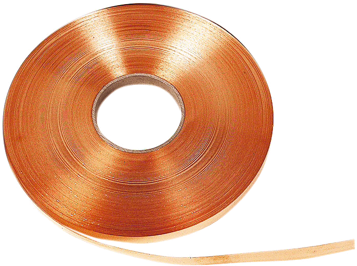 WOLFF_Dummy_13594_13595_copper band_2025-08 Zbliżenie szpuli cienkiej metalicznej taśmy w kolorze miedzi nawiniętej na kartonowy rdzeń, sfotografowane na białym tle. Taśma ma błyszczącą, refleksyjną powierzchnię z delikatnymi koncentrycznymi fakturami oraz luźny wystający koniec; rolka widoczna jest pod lekkim kątem z góry.